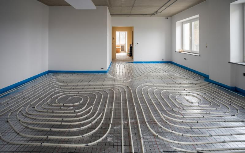 System ogrzewania podłogowego rozprowadzony w całym pomieszczeniu